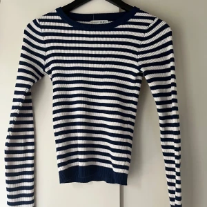 Vit/marinblå randig tröja - Passar mig som har strl S. Formar kroppen fint och ger en hourglass-effekt. 