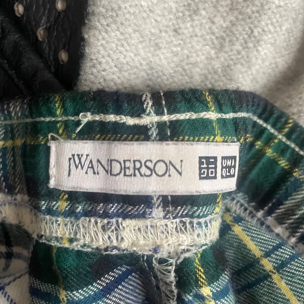 Supersköna pyjamasbyxor från JW Anderson x Uniqlo, bra skick. Jeans & Byxor.