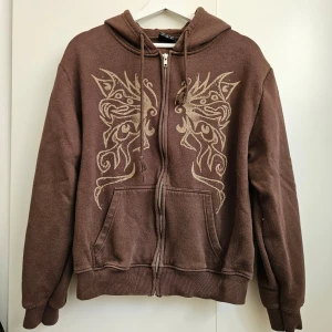 Skitsnygg zip up hoodie Minga London - Färgen är mer som på spegelbilderna. Säljer denna balla hoodie från Minga London! Säljer då den inte riktigt är min stil längre. Använd men fortfarande i gott skick, lite nopprig på insidan men utåt skitsnygg. Så mysig🧚🏼‍♀️❤️‍🔥