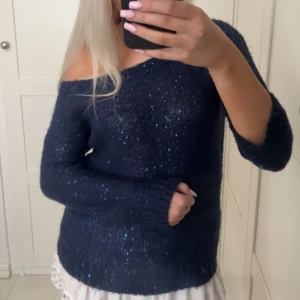 Glittertopp - Så snygg tröja med blå paljetter. Vet ej märke eller storlek men passar från xxs-s!