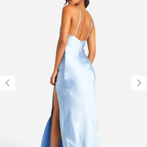 Blå satinklänning  - Säljer denna skitsnygga klänning som endast är använd en gång i somras. Lång med lite djupare rygg och en slits.