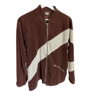 Vintage tracksuit  - Vintage tracksuit i sammet köpt secondhand! Väldigt häftig