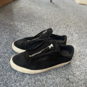 Axel arigato skor - Säljer nu ett par arigato skor där ja känner att dom har blivit för små för mig men Om de är några funderingar kring skon så är de bara att slå en pling till mig  /Nilsson’s Skick på dom är 7/10