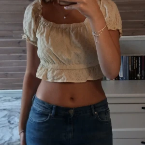 Sommrig topp - Fin ljusgul sommrig topp💛 Storlek 34💫 Säljer eftersom att dem blivit lite för liten till mig🌼 Inga defekter⭐️