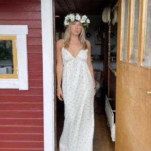 Adoore klänning - Säljer denna fina klänning då den inte kommer till användning. Den är i väldigt fint skick och passar så bra till sommaren 🍷