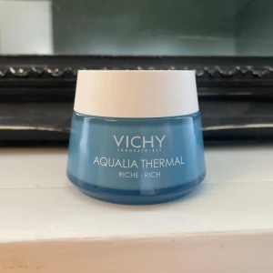 Ansiktskräm  - Vichy ansiktskräm. En lyxig kräm för torr till normal hud. Den luktar väldigt gott och ger ett fint glow. Säljer pga råkade köpa fel. Endast använd 2-3 gånger! Nypris 249kr säljer för endast 179kr💞