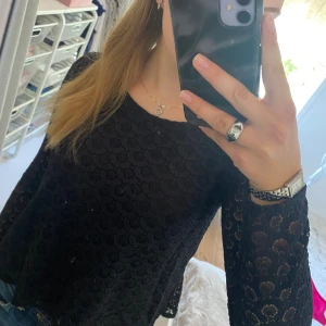 Tröja😍 - Jätte fin spets tröja i svart!🤩 Hör av er vid frågor🥰