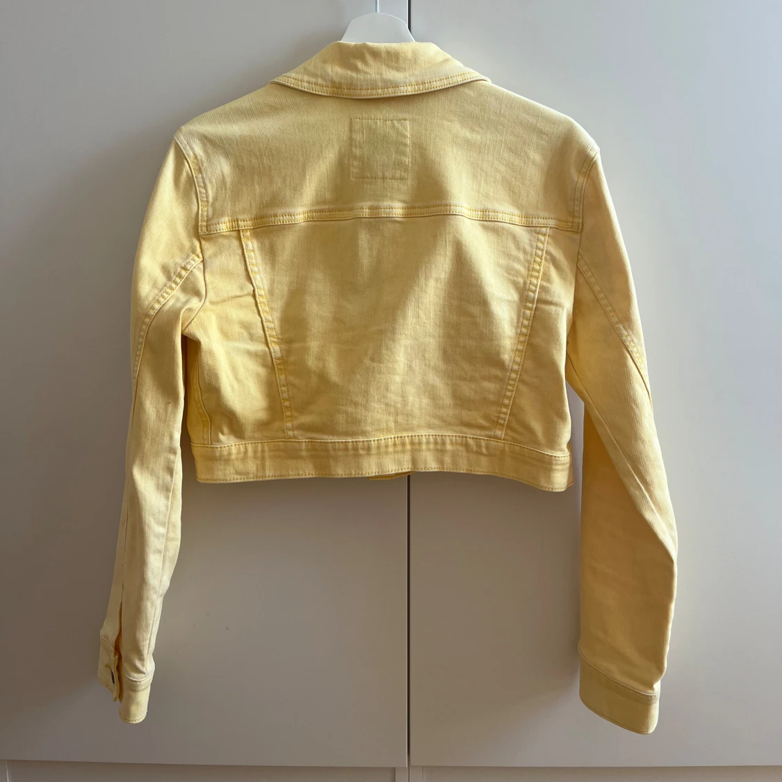 Gul croppad jeansjacka - 91