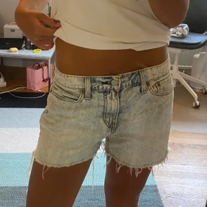 Jeansshorts - Lite längre jeansshorts från levis. Storlek w26, midjemått tvärs över är cirka 39 cm❤️