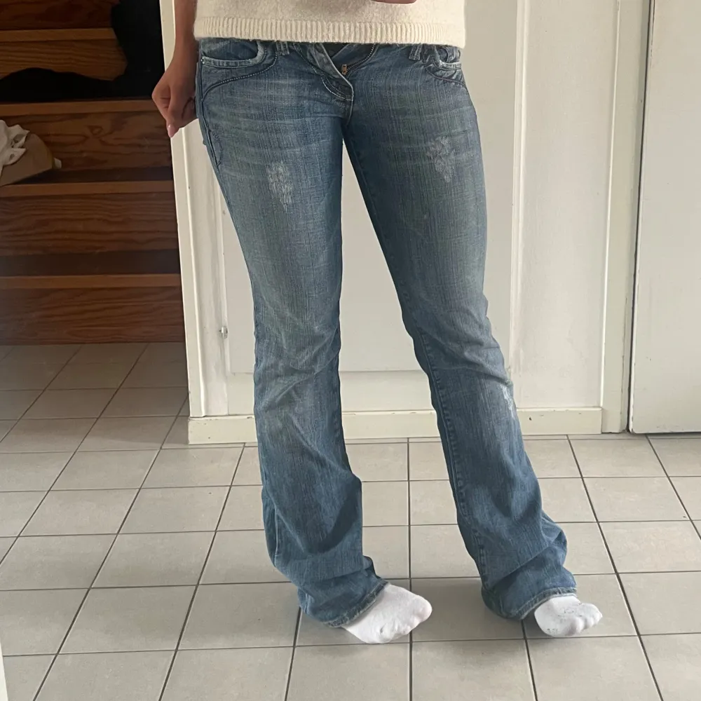 Säljer mina jättefina lågmidjade bootcut jeans då de tyvärr blivit för små för mig, kontakta gärna vid frågor! 💗. Jeans & Byxor.