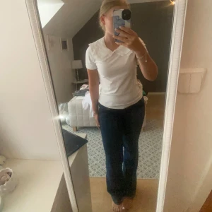 Topp med krage  - Vit topp med krage Använd fåtal gånger Från ellos Strlk 34/36 För referens år jag mellan 160-165 cm  