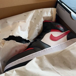Jordan 1 Mid - Säljer nu mina jordans då jag inte har användning för dom. Bilderna är från när jag köpte dom, men de är fortfarande i superfint skick! Kom privat för fler bilder🥰