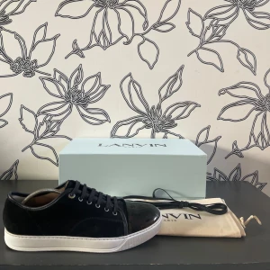 Lanvin - Lanvins i otroligt fint skick 9,5/10! Köpta på care of Carl för 4500 och säljer för endast 2999!  Dustbag, snören och box till kommer. Storlek 43 men passar också 44. Vid snabb affär kan jag möjligtvis gå ner i pris!😊