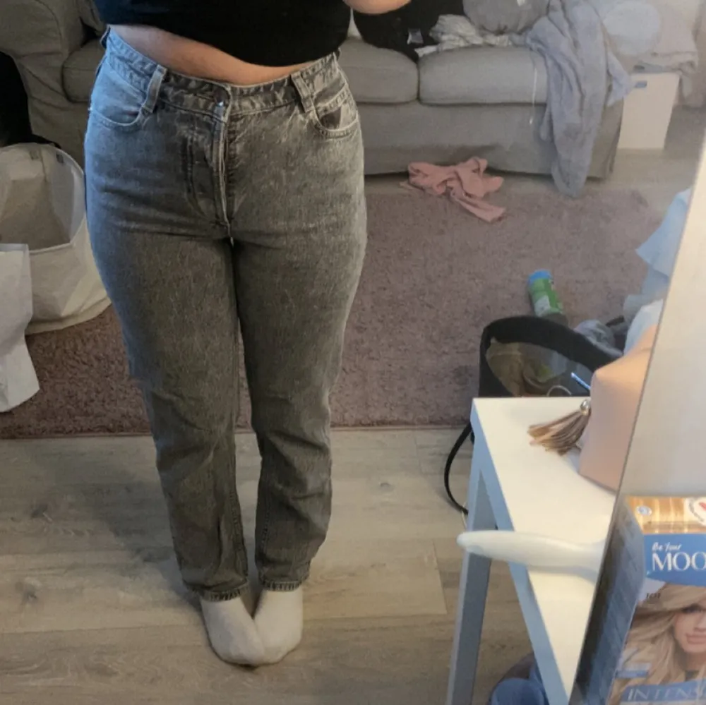 Fina jeans som blivit använda ungefär 3/4 gånger, något för små för mig och det är därför jag säljer. Helt hela längst ner.. Jeans & Byxor.