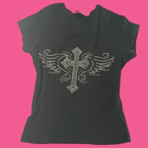 Topp med rhinestones - Topp med rhinestones från märket subdued i storlek M💋Läs min bio innan du kontaktar mig