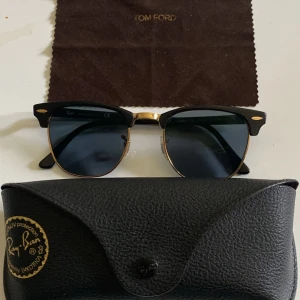 Ray ban glasögon (clubmaster) - Ray ban glasögon små repor på glaset men det effektuerar inte synen. Glaset är blått, paketet och Tom Ford putsduken ingår. Priset är lågt pga att jag behöver pengar och inte använder de längre. Kontakta för mer information