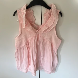 Gullig sommarbild 💓 - Jättefin äldre gina blus som ej använts en endaste gång, endast provad💓 Perfekt till allt!