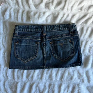 GUESS Low Waist Denim skirt - Funderar på att sälja denna sjukt snygga minikjolen från Guess!💙 Storlek S/XS 
