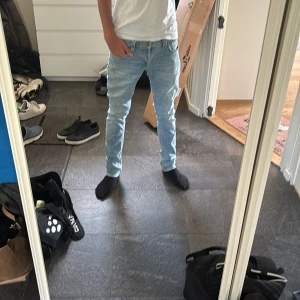 Nudie jeans - Ljus blåa nudie jeans i storlek 32/32. Jeansen är slim fit och är väldigt bekväma, hör av dig om du har frågor. Priset är inte hugget i sten!