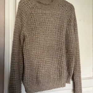 stickad tröja ifrån lager 157🩷 - beige stickad tröja ifrån lager 157 i storlek Xs men passar även folk som bär S🩷 bra skick och knappats använd, pris kan diskuteras🩷