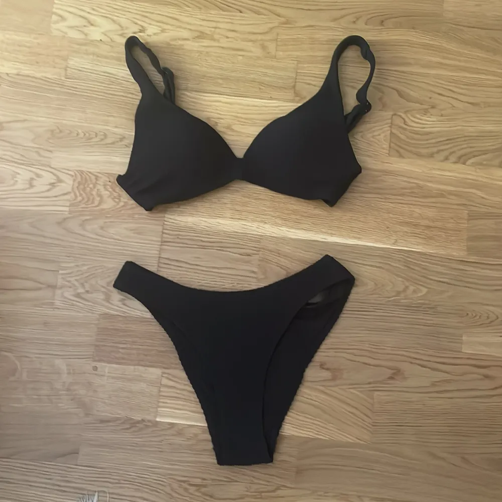 En svart bikini från HM som är använd några gånger. Den är nytvättad och finns i Halmstad ✨Bikiniunderdel är i storlek 40 och överdelen 38 . Övrigt.