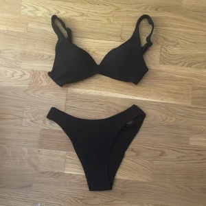 Svart bikini  - En svart bikini från HM som är använd några gånger. Den är nytvättad och finns i Halmstad ✨Bikiniunderdel är i storlek 40 och överdelen 38 