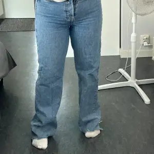 Jättefina jeans i modellen regular wide. Inga defekter, för referens är jag 161 cm🌸