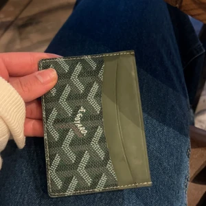 Fin plånbok - Plånbok köpt i Turkiet för ungefär 900 kr, jätte bra skick, använd i typ 2 veckor så fortfarande bra! Materialet är tjockt o ser äkta ut! 