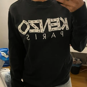 Kenzo tröja  -  Jättefin Kenzo tröja i bra skick som inte kommer till användning längre. Det är en herr Tröja men skulle mer säga att den är Unisex. Den är i storlek M men passar även som S.