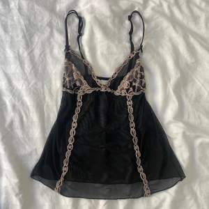 Ett såå fint linne i mesh från hunkemöller med vit/beigea och lila detaljer💝 Det står att det är storlek M men jag skulle säga S eller till och med Xs! Köpt på humana, knappt använt av mig. Skriv bara om det är något du funderar över💋