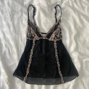 Hunkemöller linne💓 - Ett såå fint linne i mesh från hunkemöller med vit/beigea och lila detaljer💝 Det står att det är storlek M men jag skulle säga S eller till och med Xs! Köpt på humana, knappt använt av mig. Skriv bara om det är något du funderar över💋