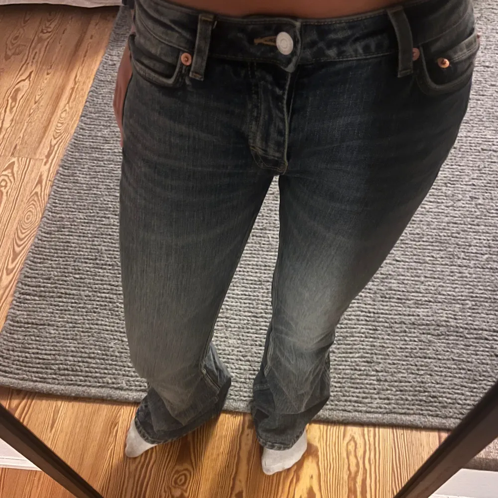 Skitsnygga jeans 24/30. Får ej användning av dem och de är bara använda en gång. Köptes på weekday hemsidan för 700 kr. Pris kan diskuteras❤️❤️ . Jeans & Byxor.