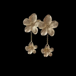 Blomörhängen  - 199/par🙌 har också i silver💗 Kna upplevas som tunga❤️