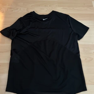 Nike tröja  - En träningströja från Nike i ny skick. Mesh rygg. Storlek S. Fråga gärna om fler bilder, mätningar, osv. Skriv helst innan du köper! 