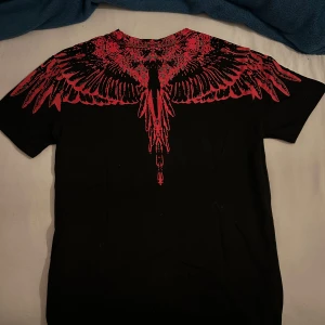 Marcelo Burlon tröja  - Säljer en supersnygg Marcelo Burlon T-shirt för ett rimligt pris! Väldigt bra skick, använd ett fåtal gånger. Storlek M. Tag finns, skriv för intresse!