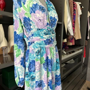 Sommarklänning  - Denna klänning är designade med hållbarhet, komfort och stil och är inte bara ett perfekt val. Bär den med stolthet och känn hur stilens kraft övertygar dig. Ett absolut måste för alla som vill känna sig bekväma och se snygga ut.