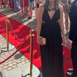 Svart Balklänning - Säljer denna superfina svarta balklänning från Nelly! Har aldrig använt den (bilderna är lånade från en kompis med likadan klänning) 😍 Den är i storlek 40❤️Har fler bilder på förfrågan!