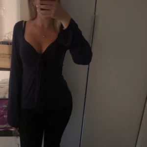 Blus från design by si - Säljer en jätte fin blus från design by si, knappt använd och inga defekter