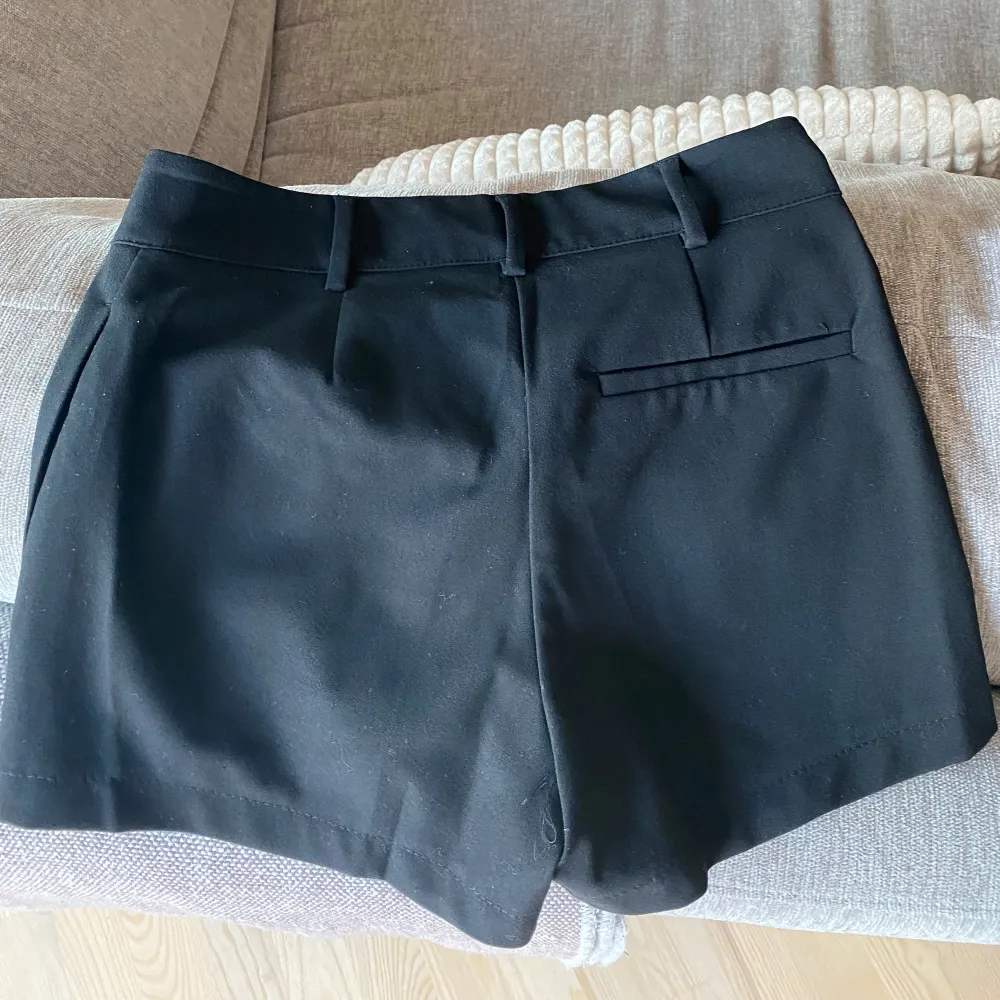 INTE ANVÄND Kostym material  Shorts  Högmidjad  Storlek: XS (24). Shorts.