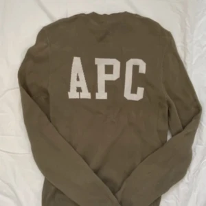 Apc tröja  - Ovanlig stickad apc tröja. Hojta till om du har frågor. Pris sitter ej i sten. 