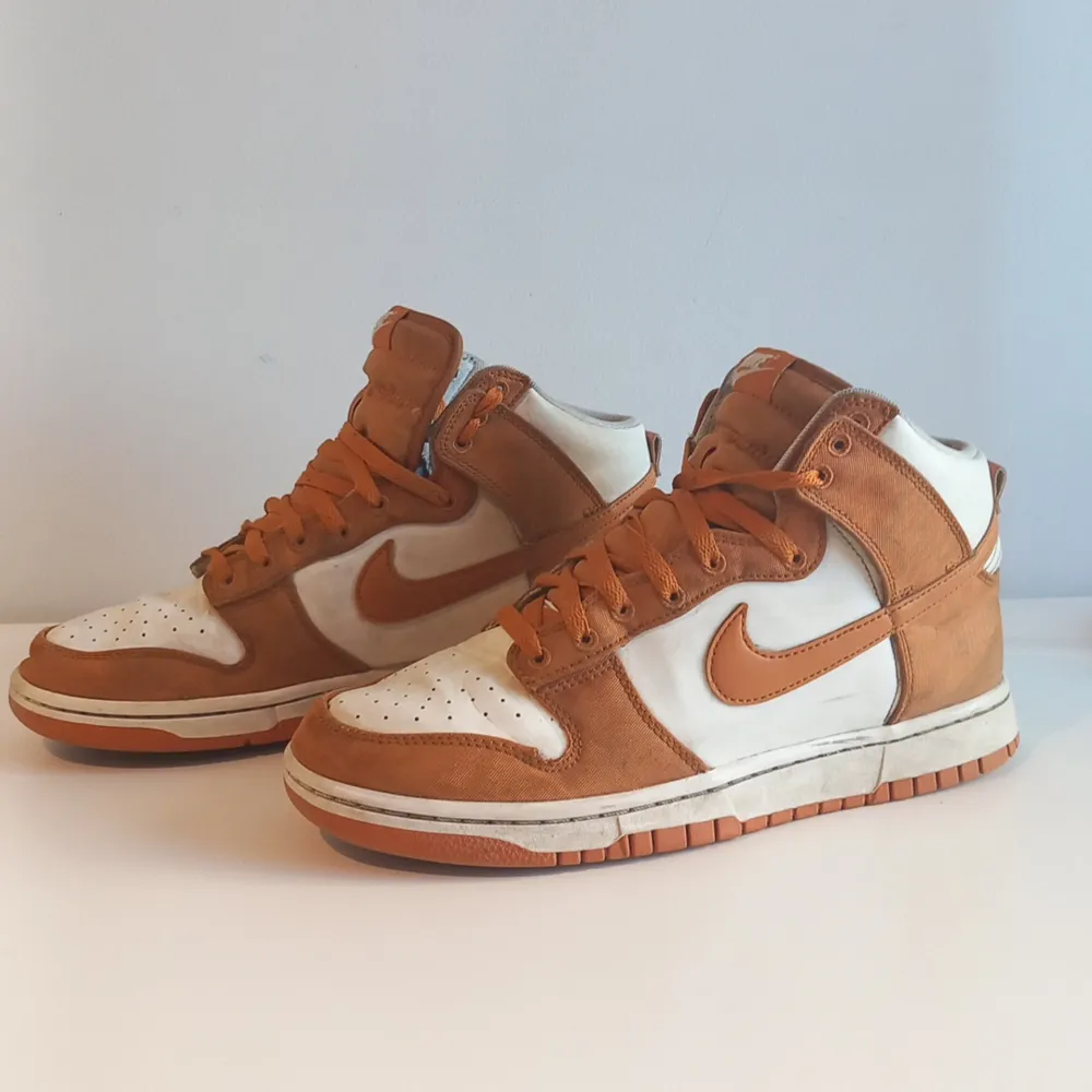 Jag säljer mina nike dunk high som är använda i några månader, sedan blev de för små. De är använda men i bra skick och utan större slitningar.. Skor.