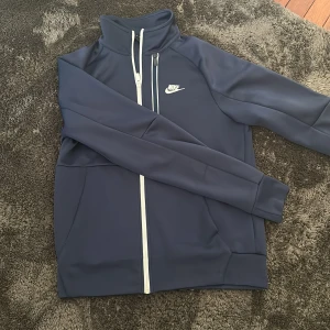 Nike kofta - Snygg nike kofta som kan användas i träning och till vardags. Använd fåtal gånger därav nyskick. 