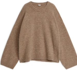 Stickad tröja  - Stickad tröja från Arket, tröjan är i alpacka och ull. Denna färg är helt slutsåld.