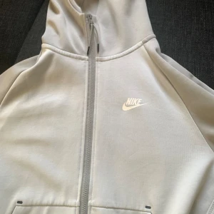 Säljer Tech fleece  - Hej, säljer tech fleece från ett bra pris. Den är dessutom i gått skick . Den har används en gång men beställde fel, ifall du verkar intresserad hör av dig🙂