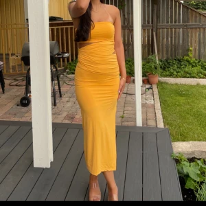 Gul klänning från Zara säljs för 300kr - Klänning i storlek S säljs för 300kr, klänningen är från Zara. Köparen får stå för frakten💛🧡