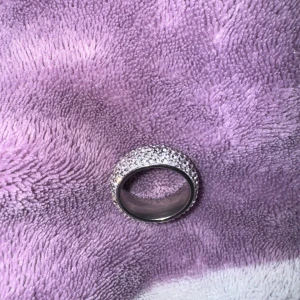 Ring - Köpt från second hand, men säljer den eftersom den är lite för stor för mig, har haft på mig den några gånger och alla ”diamanter” är fortfarande kvar, tror ej att det är äkta diamanter. 