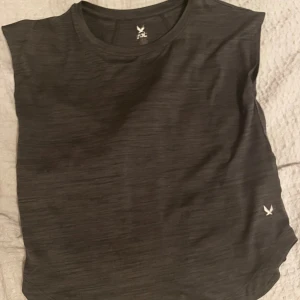 Träning tröja - Hej säljer min tränings tröja från stadium. Den är använd men finns knappt något täcken på använing. Den är i stoleken 146-152. Fler frågor eller funderingar skrev till mig privat!🫶🏻