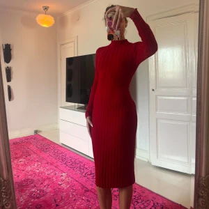 Stickad långklänning  - Röd stickad långklänning i M