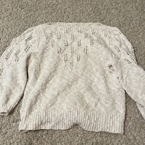 Stickad tröja - Jättefin vit stickad tröja🤍 Finns ingen lapp, så storleken är ett ungefär. Skriv för fler bilder eller frågor