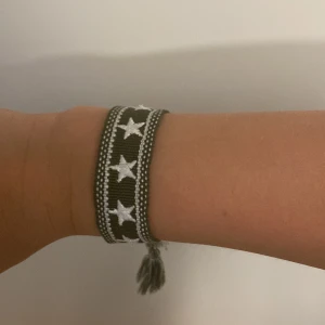Armband med stjärnor - Ett super fin armband med stjärnor på!💗 Nypris:120 säljer för 70 kontakta mig innan du trycker på köp nu🥰 färgen är skogsgrön